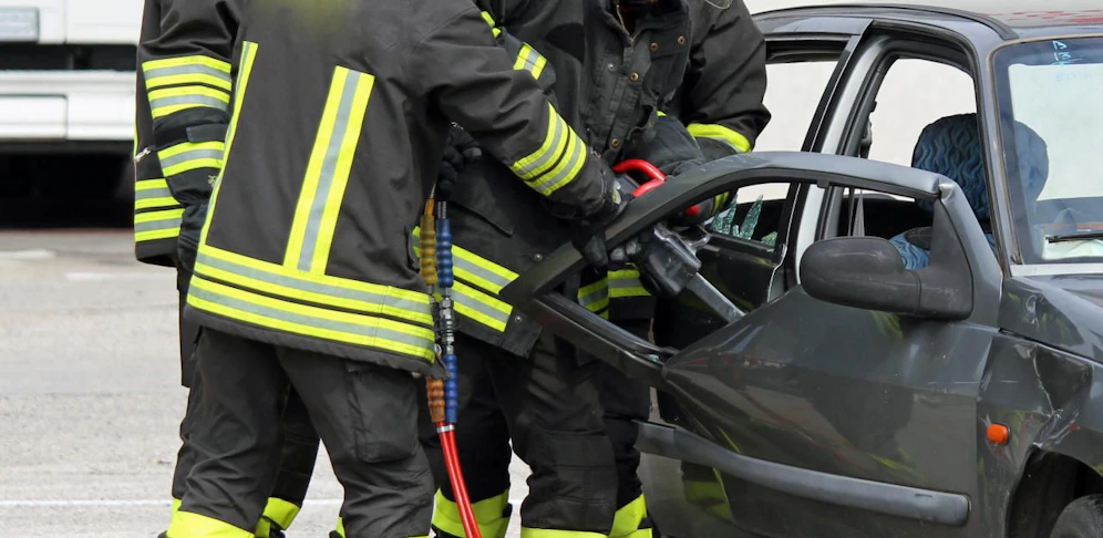 Das Unfallopfer musste mit Bergescheren aus dem Wrack befreit werden.