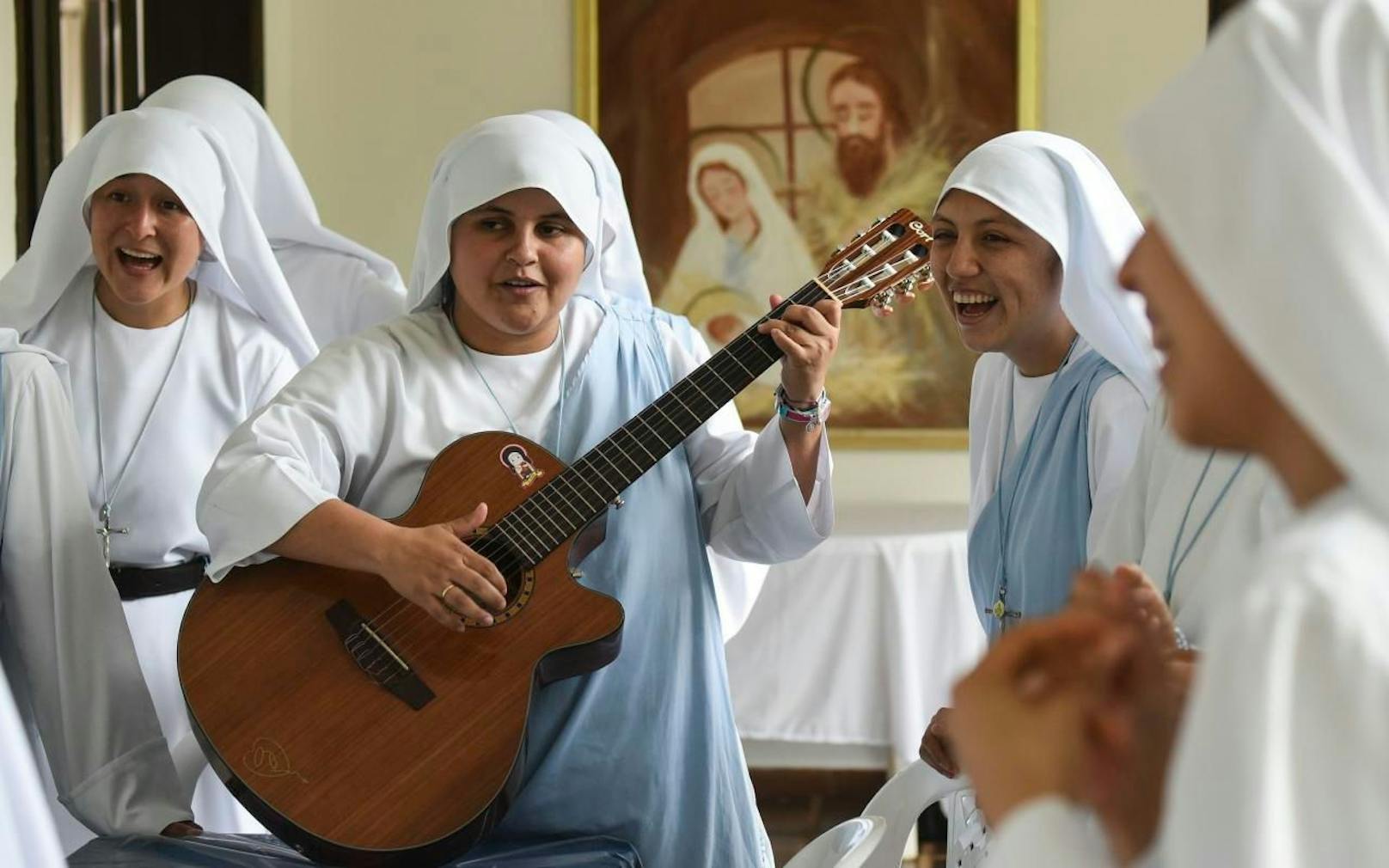 Naturtalent: Nonne Maria Valentina (28, mit Gitarre) begleitet den Papst auf seiner Kolumbien-Reise. Mit Sprechgesang!