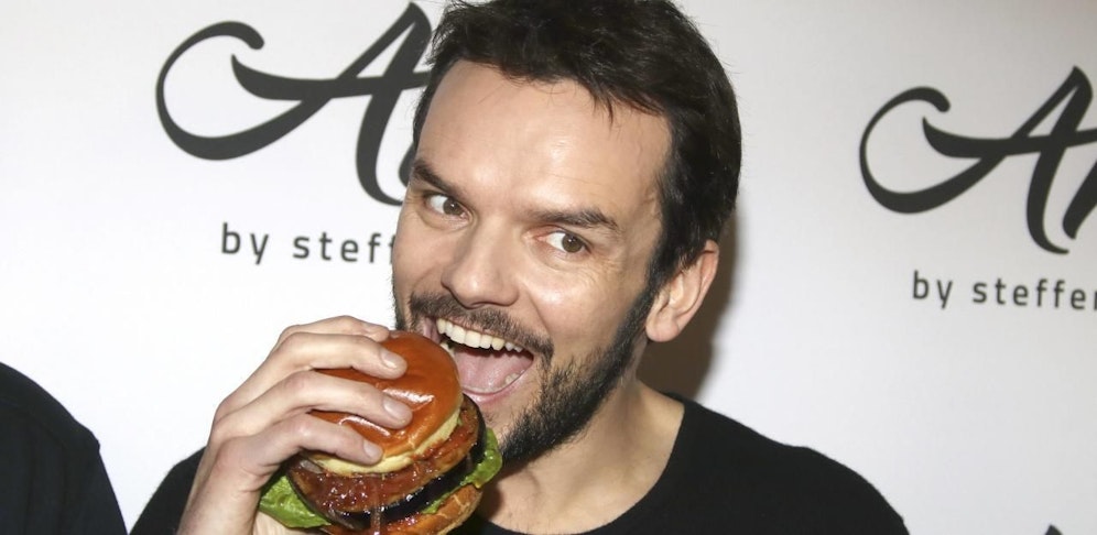 Eine Kunding wirft Steffen Henssler vor, dass man ihren Hund vergiftet hat. 