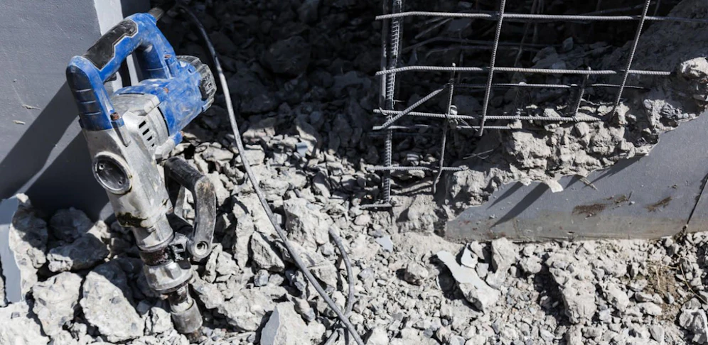 Die Bande stahl auf der Baustelle mehrere Baumaschinen