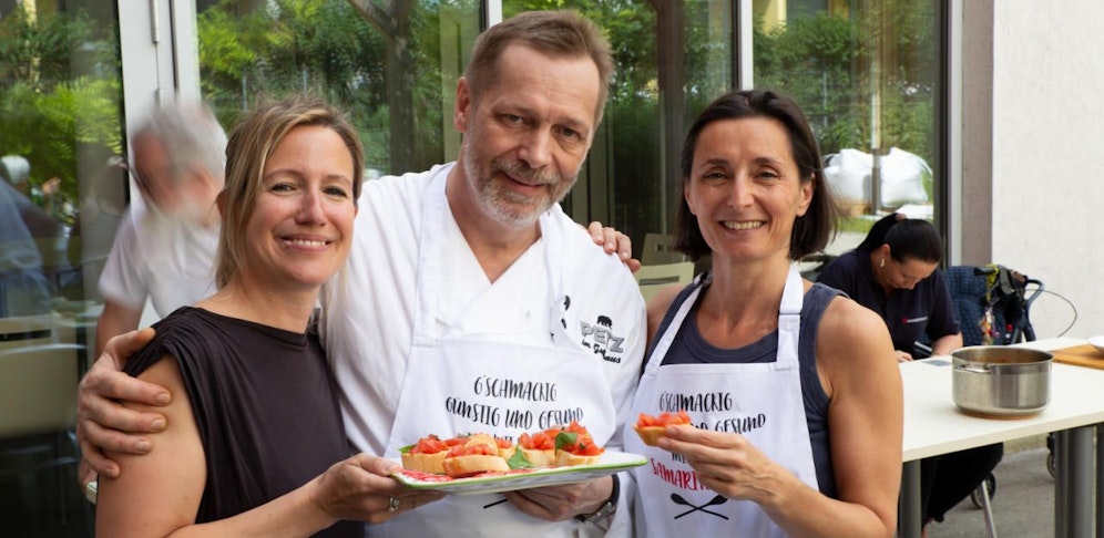 Starkoch Christian Petz ("Petz im Gußhaus") kochte mit Sylvia Petz (rechts) für Sozialmarkt-Kunden.
