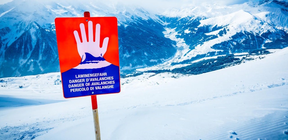 In den Bergen herrscht über der Waldgrenze akute Lawinengefahr. 