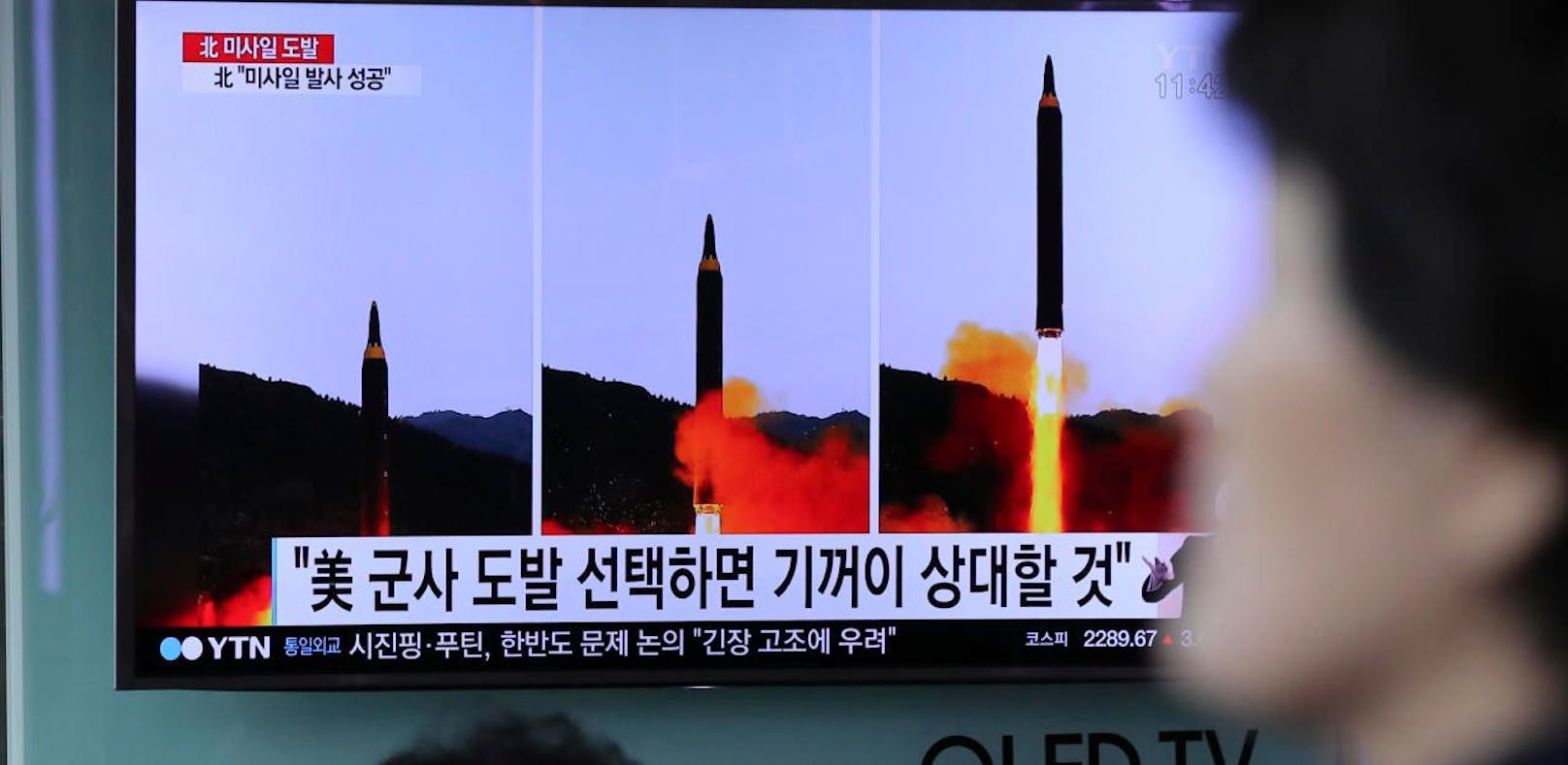 Eine südkoreanische Nachrichtensendung zeigt einen nordkoreanischen Raketentest.