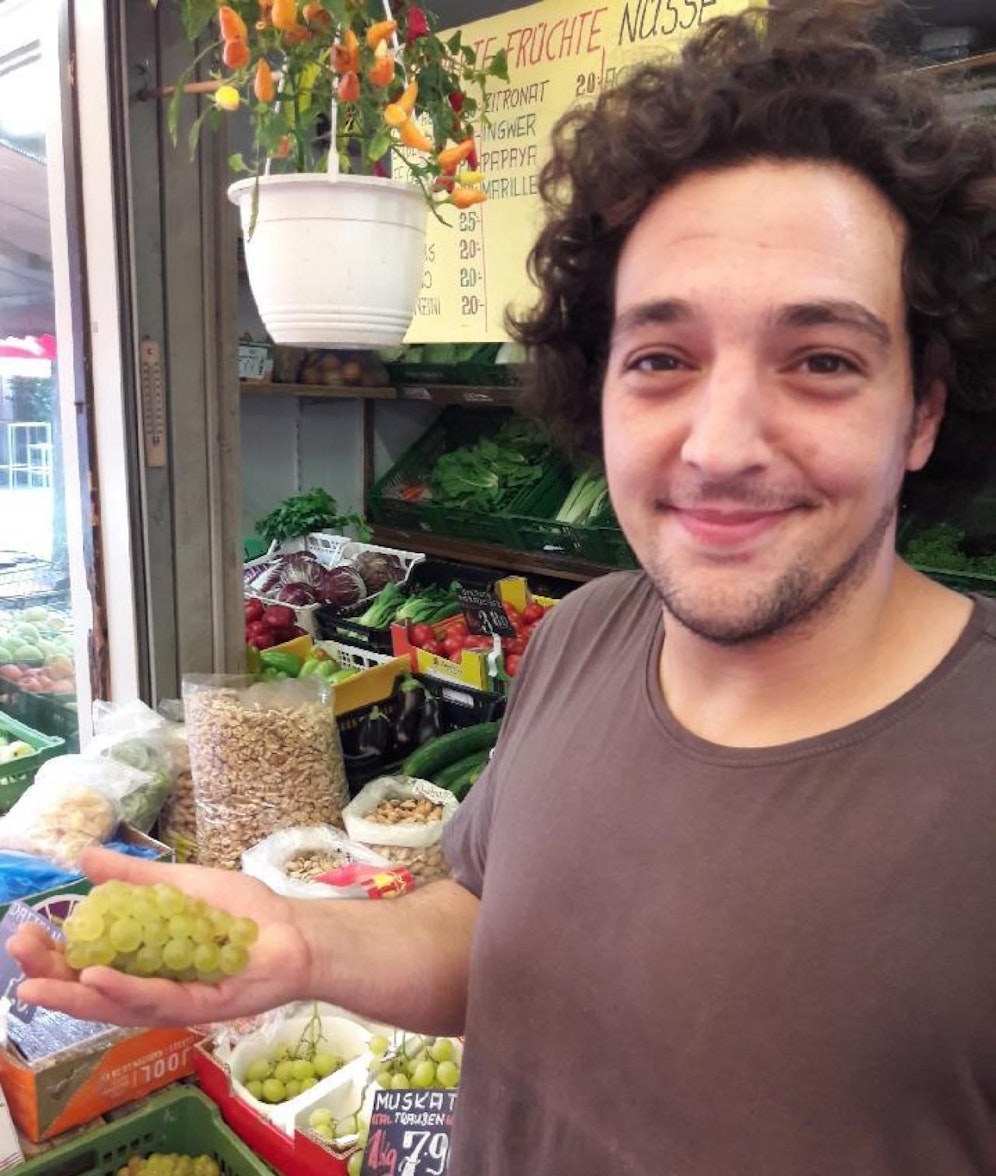 Der 28-Jährige arbeitet trotzdem mit bloßen Händen.