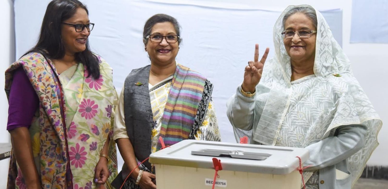 Die alte und neue Premierministerin von Bangladesh, Sheikh Hasina.