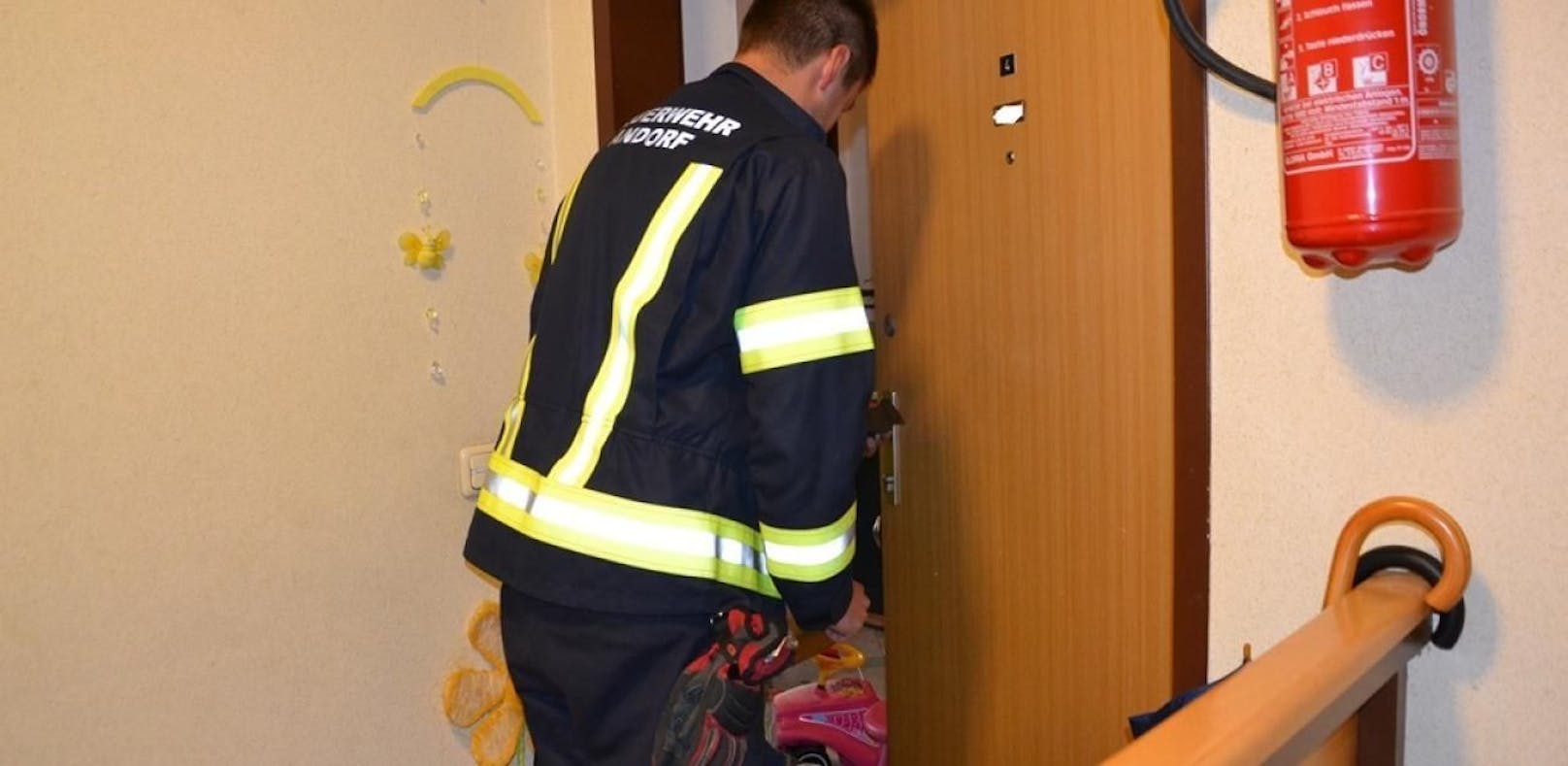 Feuerwehreinsatz in Andorf (OÖ), nachdem sich zwei Kinder in die Wohnung eingesperrt hatten.