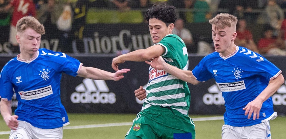 Ross McCausland (Glasgow Rangers), Enes Tepecik (SK Rapid Wien) und Declan Butterworth (Glasgow Rangers).