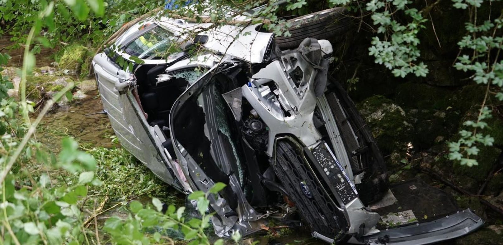 Auto in Bach: 2 Insassen verletzt im Krankenhaus