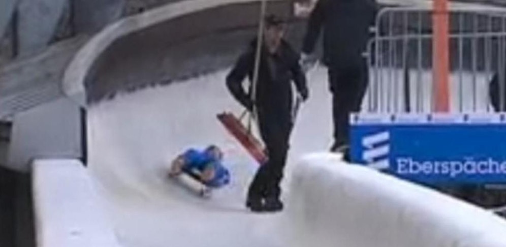 Unfassbares Glück! Der Rodler Theo Gruber braust hier mit über 100 km/h heran. In letzter Sekunden springt der Arbeit aber noch aus der Bahn. 