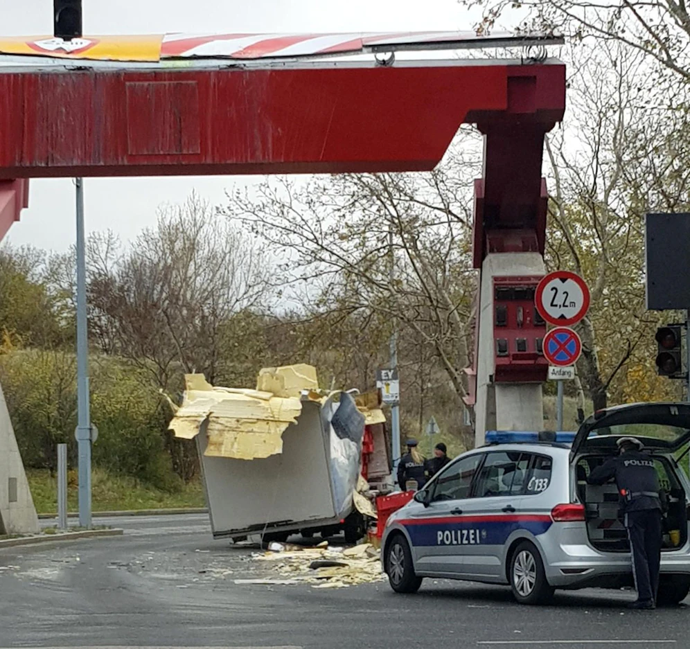 Das jüngste Opfer der Höhenbegrenzung; rechts davon das Hinweisschild