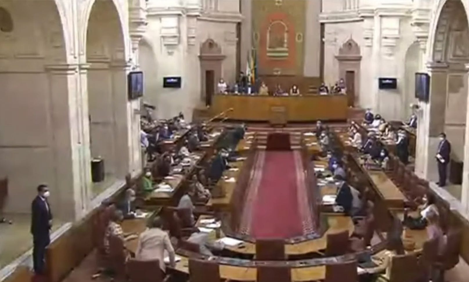 Die spanischen Parlamentsabgeordneten sprangen plötzlich von ihren Sitzen. 