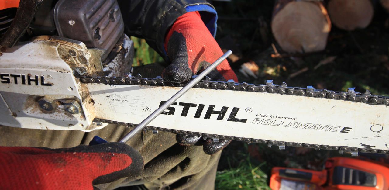 Der Mann hat sich mit der Motorsäge schwer verletzt. 