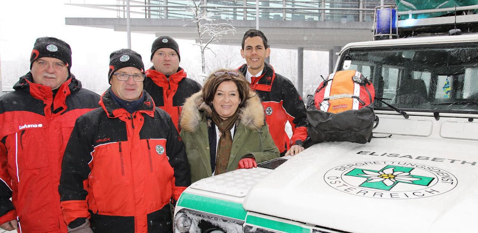 Bergretter Werner Steinacher, Manfred Nutz, Thomas Bichelhuber und Matthias Cernusca (v.l.) mit Karin Renner. 