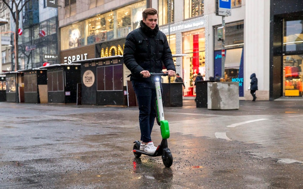 E-Scooter von Lime auf der Mariahilfer Straße in Wien. 