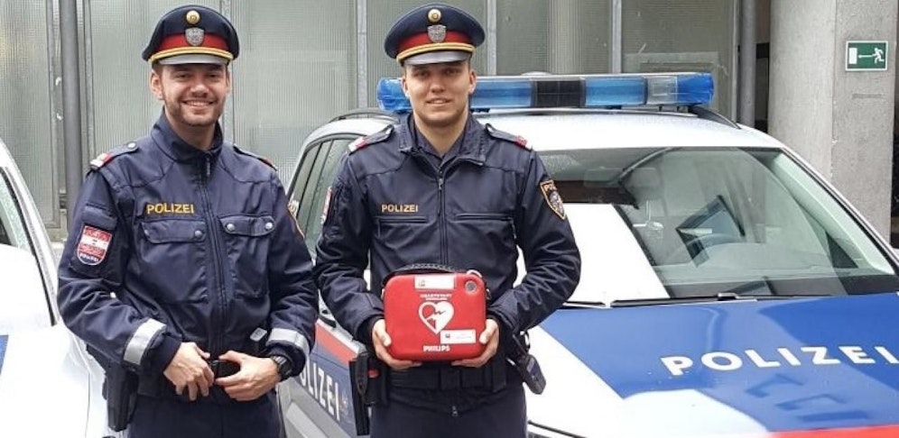 Inspektor Nicolas O. (links) und Inspektor Johannes K. reanimierten einen 70-Jährigen in Hernals. 