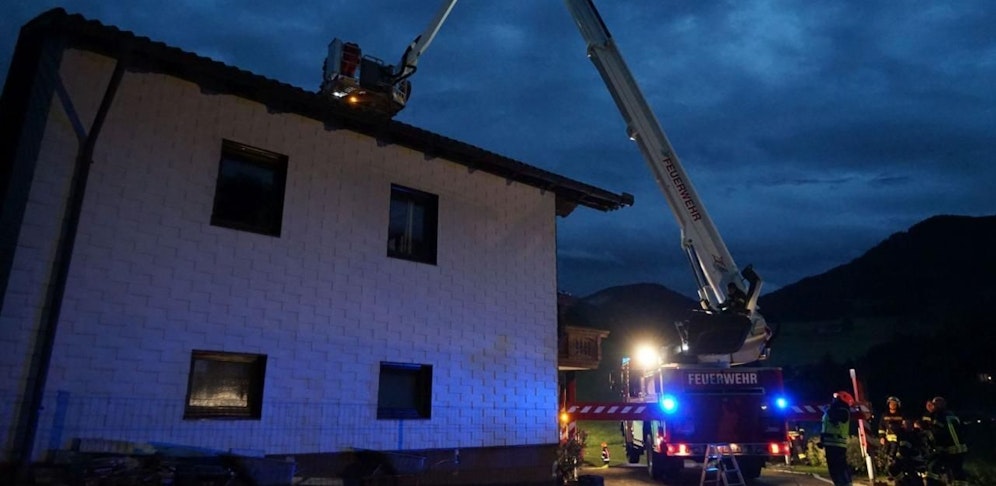 Unwetter sorgten für zahlreiche Einsätze der Feuerwehren, deckten sogar Häuser ab.