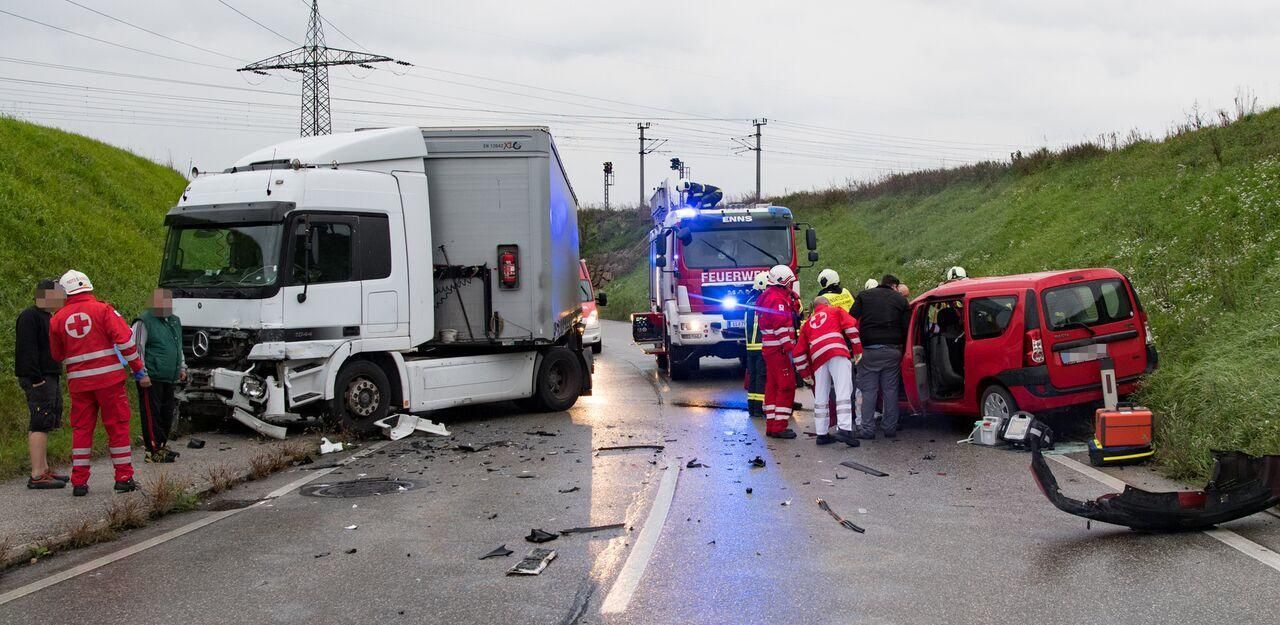 Heute.at - Pkw-Lenker stirbt bei Kollision mit Lastwagen