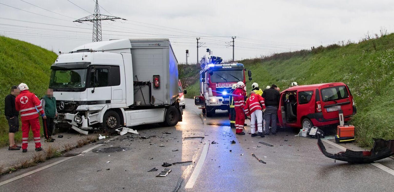 Pkw-Lenker stirbt bei Kollision mit Lastwagen