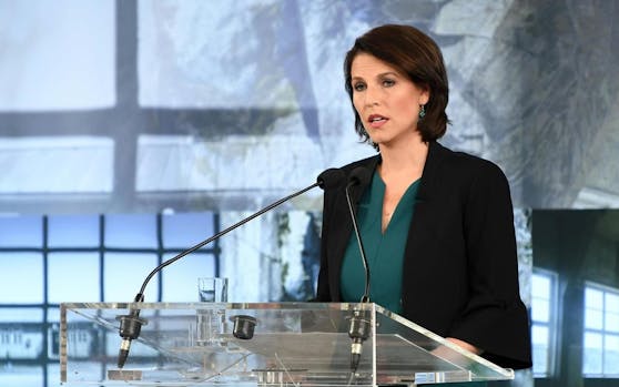 Staatssekretärin Karoline Edtstadler (ÖVP) präsentierte im Februar das türkis-blaue Gewaltschutz-Paket