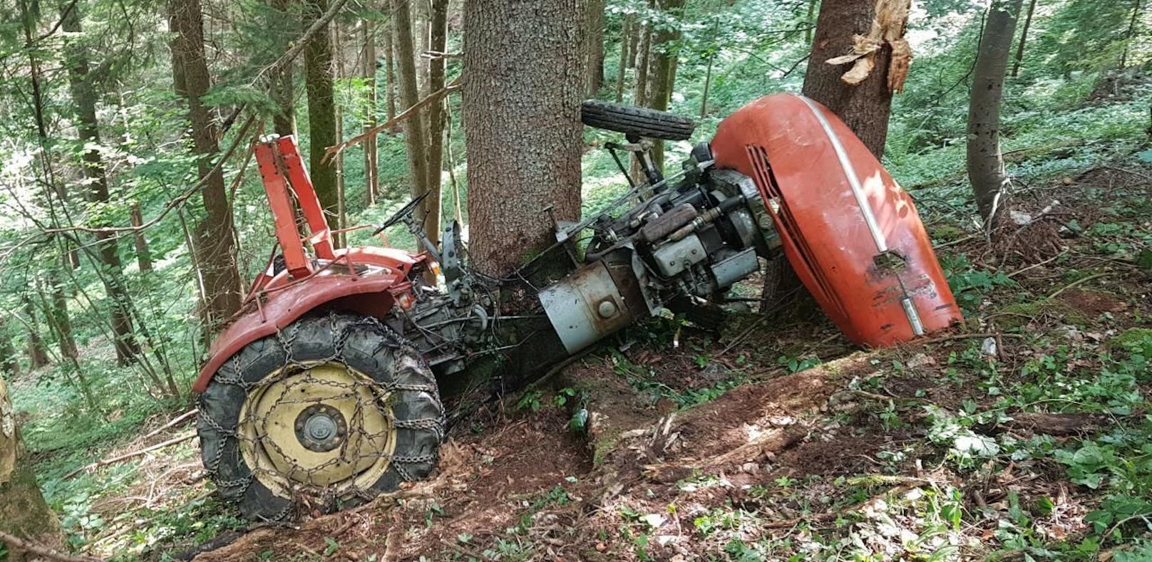 Der Traktor wurde schwer beschädigt.