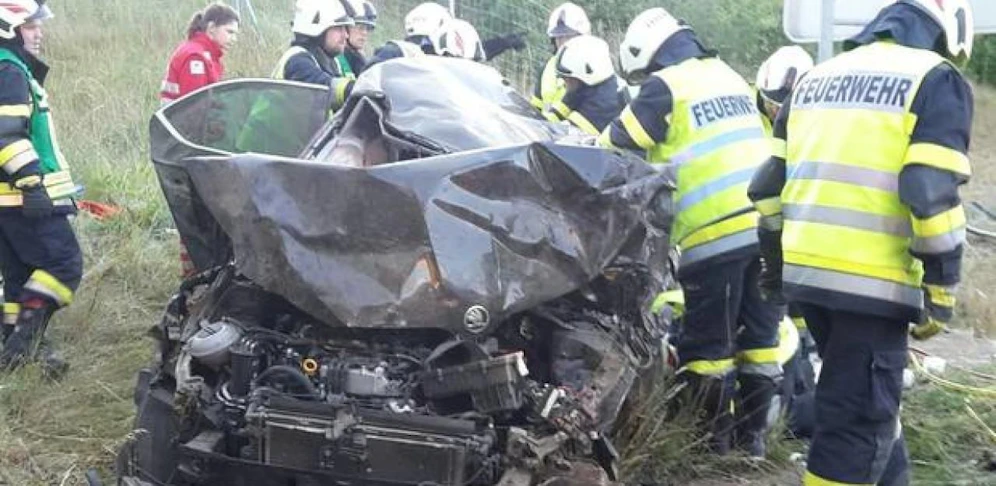 Die Insassen waren im Wrack eingesperrt. // FF Gattendorf