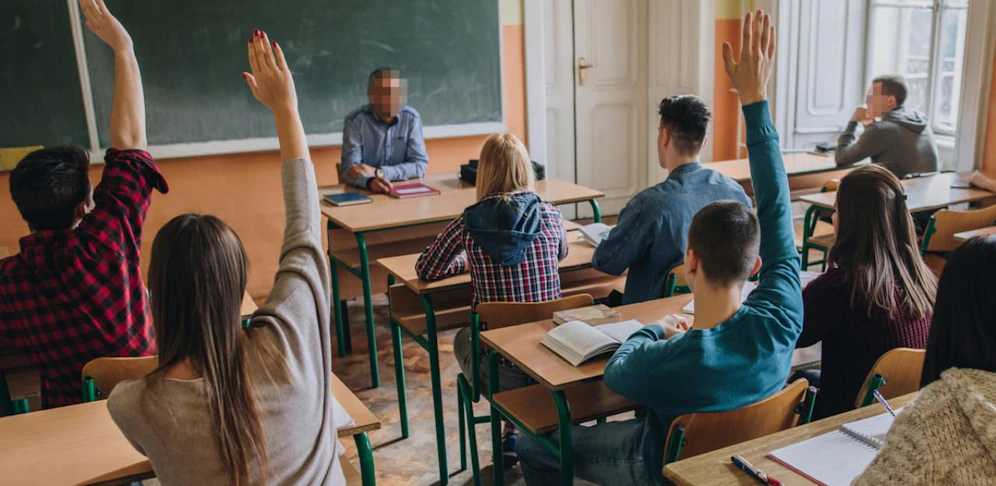 Die Schülerinnen berichten, der Lehrer habe sie seit 2015 verbal belästigt
