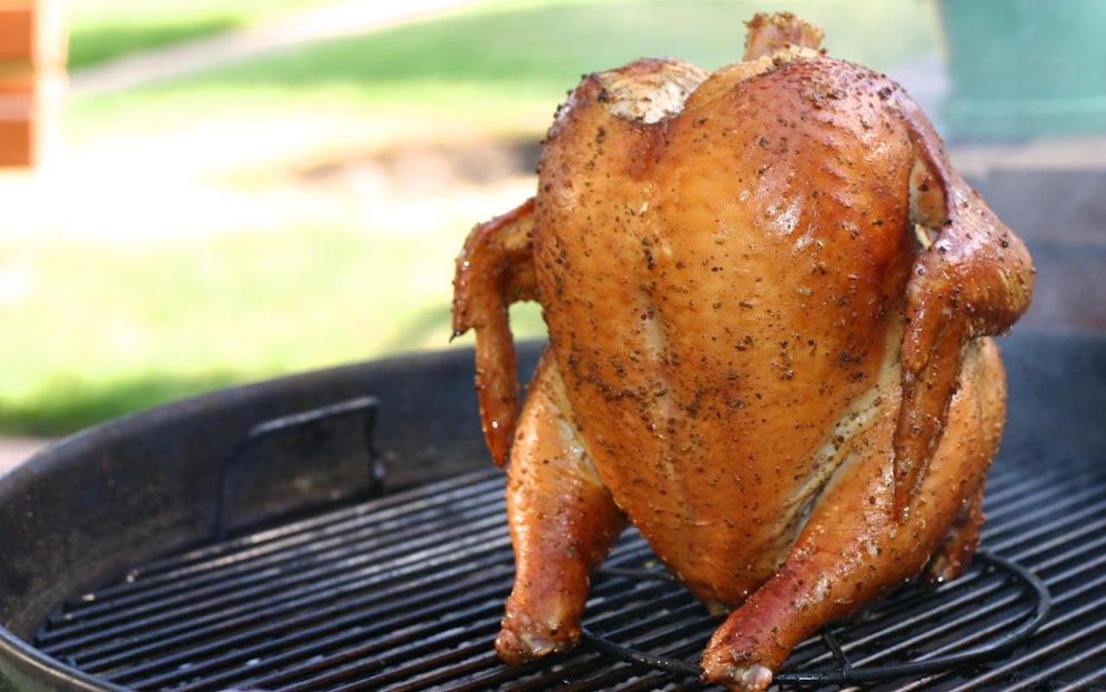 Besoffenes Hendl ist lecker, aber gefährlich. Zumindest sollte man auf die Bierdose verzichten und einen Edelstahl-"Thron" verwenden.