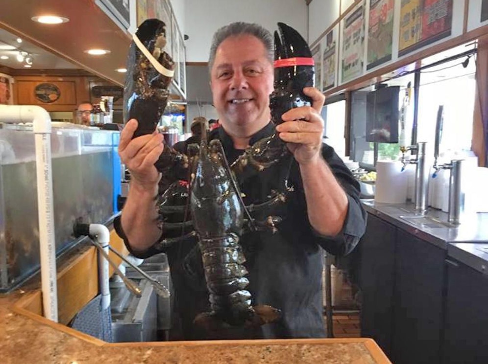 Bar-Besitzer Butch verabschiedet sich von "Louie".
