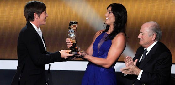 Die US-Torhüterin Hope Solo hat Sepp Blatter, er habe ihr bei der Verleihung des Ballon d'Or im Januar 2013 an den Po gefasst: Solo und Blatter (rechts) verleihen Abby Wambach ihre Auszeichnung im Kongresshaus Zürich. (7. Januar 2013)