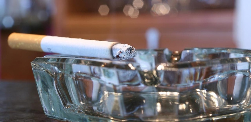 In Österreichs Lokalen darf weiter gequalmt werden.