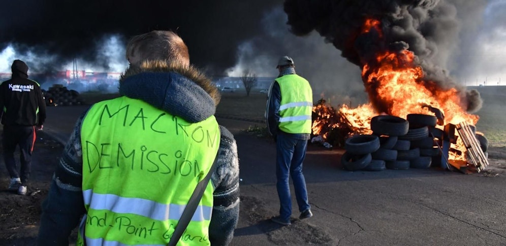 "Macron Rücktritt" steht auf der Weste dieses Demonstranten nahe Montpellier.
