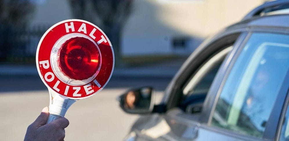 Bei einer Polizeikontrolle klärte sich der Betrugsversuch. (Symbolbild)