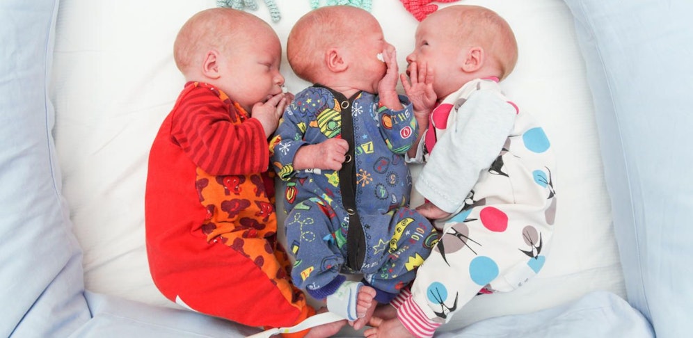 Die zwei Buben und das Mädchen bringen zusammen rund fünf Kilo auf die Waage.