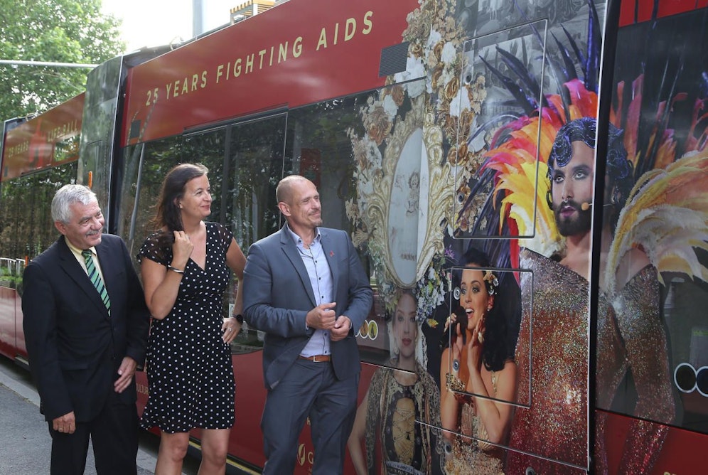 v.l.n.r.: Günter Steinbauer, Ulli Sima, Gery Keszler mit der Life-Ball-Bim