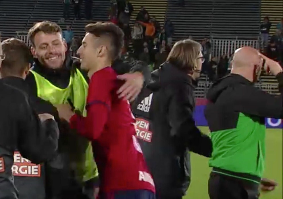 Aufreger: Die Rapid-Spieler feiern am Rasen, aber wem zeigt Coach Djuricin (r.) hier den Vogel?