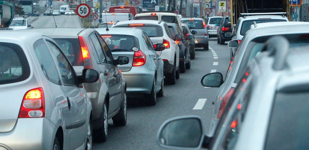Ein Unfall legt den Verkehr lahm.