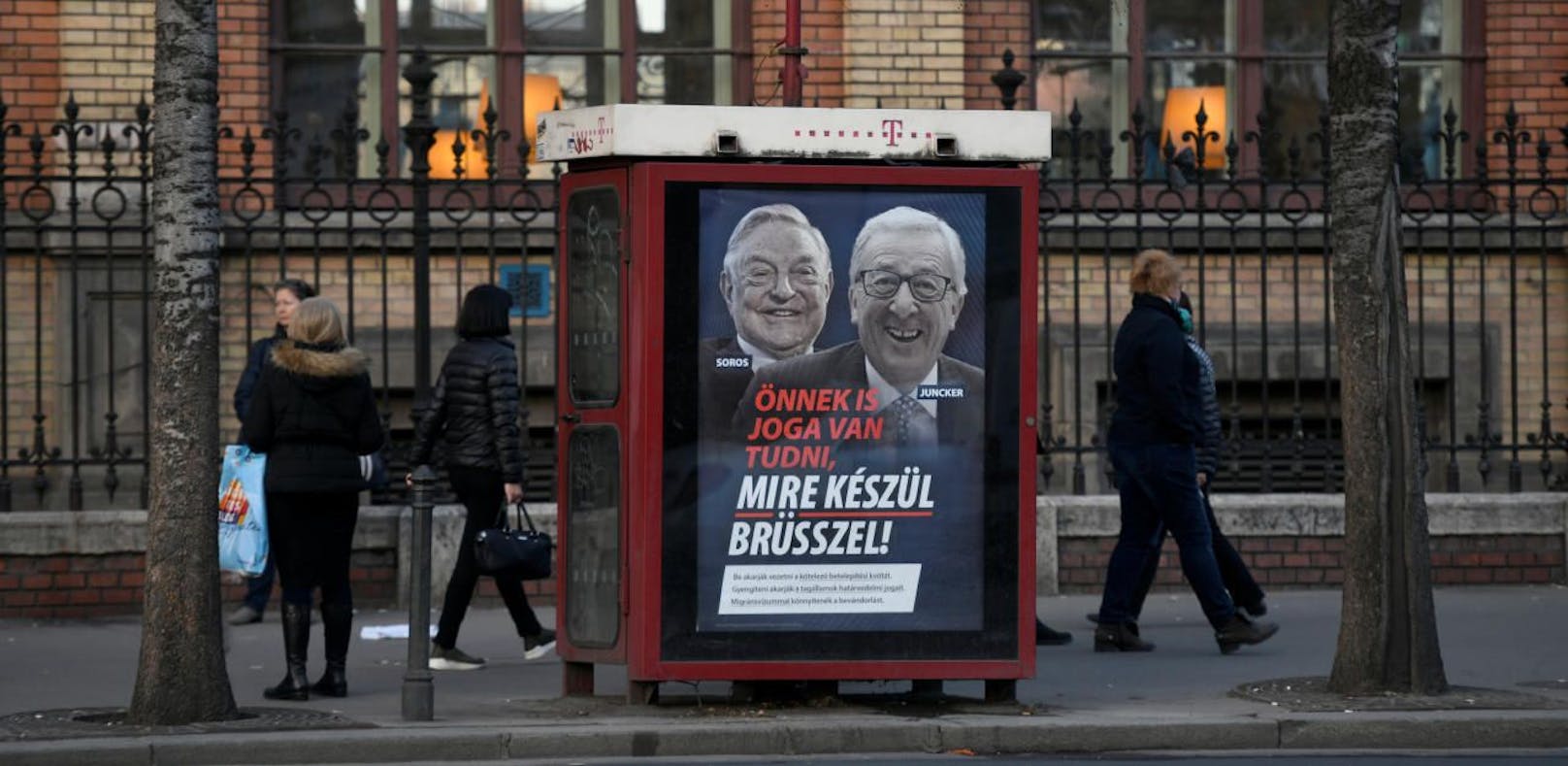 Ungarns Regierungschef Orbán schießt in einer Plakatkampagne gegen Jean-Claude Juncker und George Soros. 