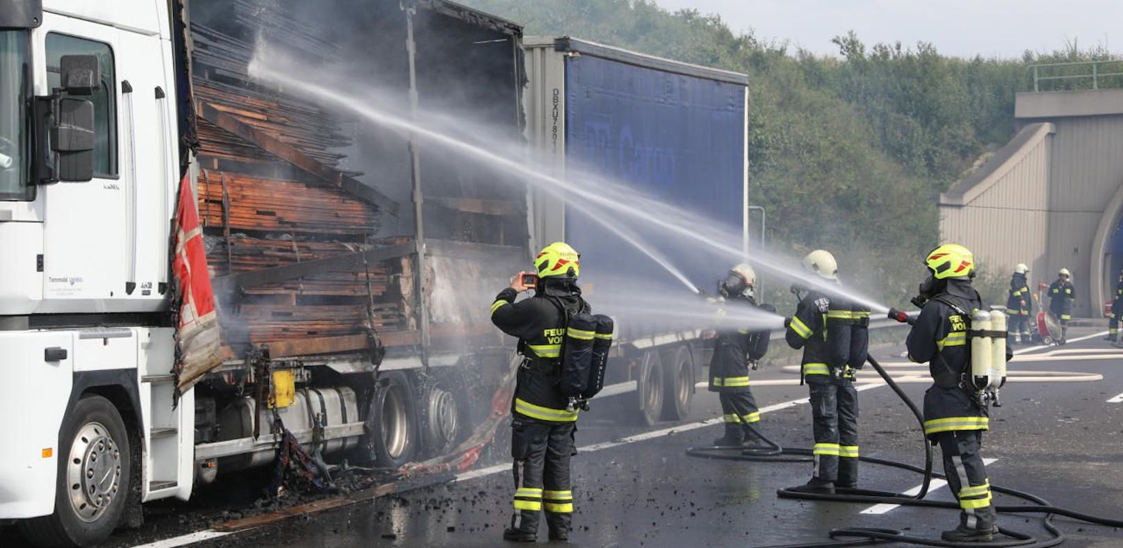 Holz geladen: Lastwagen brannte auf Autobahn aus
