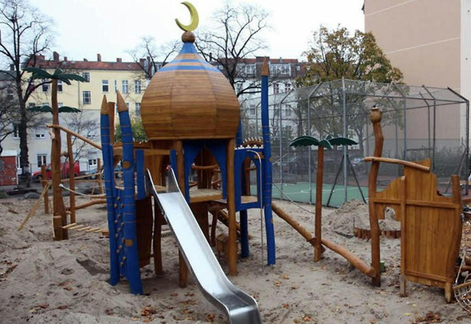 Die Kuppel mit dem Halbmond auf dem Spielplatz erhitzt die Gemüter
