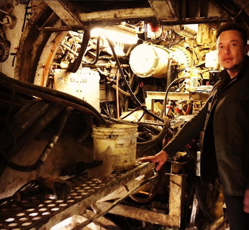 Will aus Steinen Geld machen: "Goldgräber" Elon Musk neben seiner Tunnelbohrmaschine.