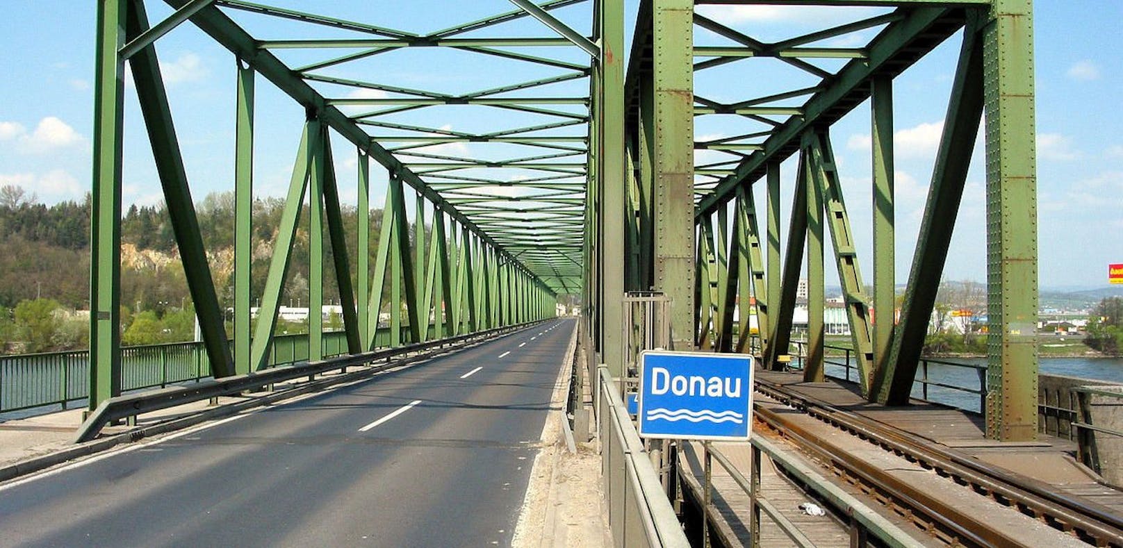 Mauthausner Donaubrücke: Leichen-Alarm wegen Passanten.
