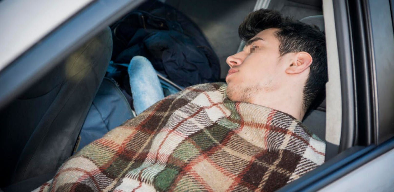 Einem 23-jährigen Dieb überfiel nach getaner Tat die Müdigkeit. Er legte sich neben seiner Beute im Auto einer 74-Jährigen schlafen. (Symbolbild). 