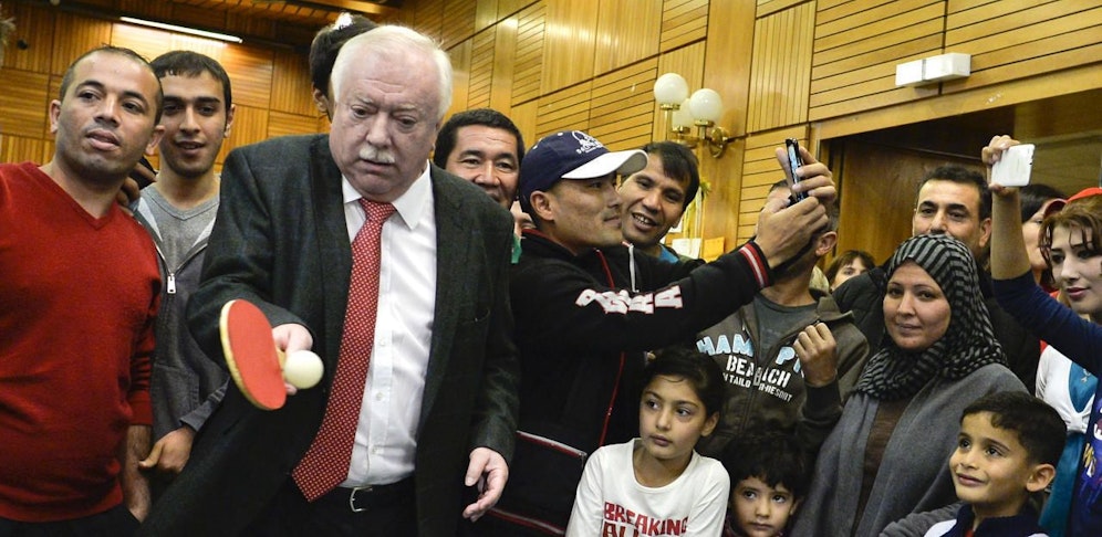 Michael Häupl beim Besuch einer Flüchtlingsunterkunft in Ottakring.