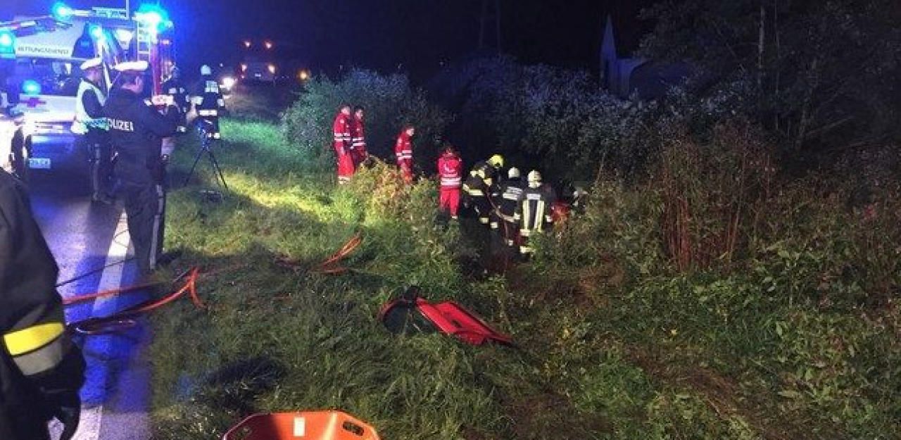 Heute.at - Auto im Bach: Lenker nach Unfall eingeschlossen