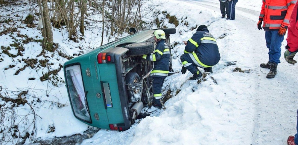 Für den Lenker eines VW-Busses kam jede Hilfe zu spät. 