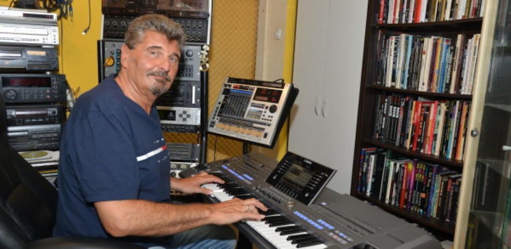 Produzent Georg Ragyoczy in seinem Studio.  