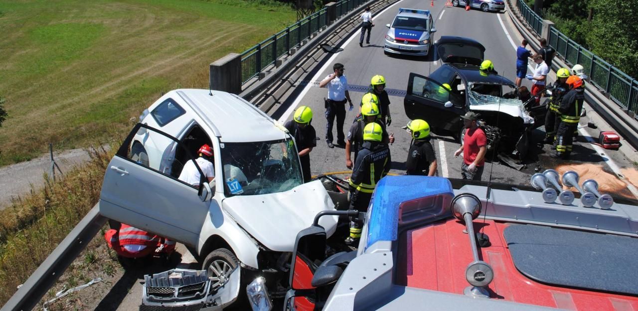 Zwei Schwerverletzte Bei Frontalcrash In Amstetten – Österreich | Heute.at