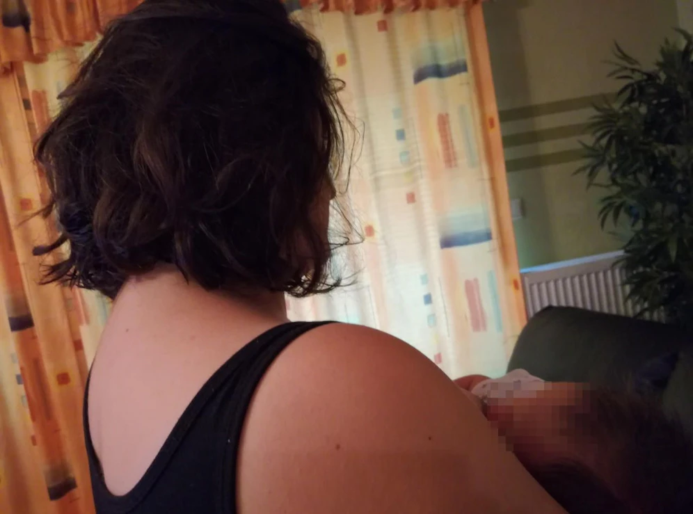 Stillen in der Öffentlichkeit - ein Thema das polarisiert. Zweifach-Mama Diana A. (32) bekommt dies gerade am eigenen Leib zu spüren...