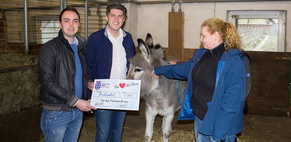 Landesobmann Alexander Murlasits und Generalsekretär David Warenka der Freiheitlichen Jugend NÖ überreichten 300 Euro an das Tierheim Brunn/Gebirge. 