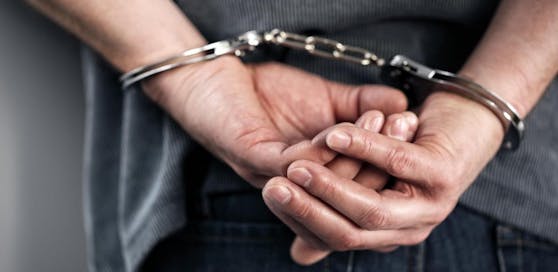 (Symbolbild) Ein 21-Jähriger wurde in Hohenems festgenommen, nachdem er sich als Polizist ausgegeben hatte.
